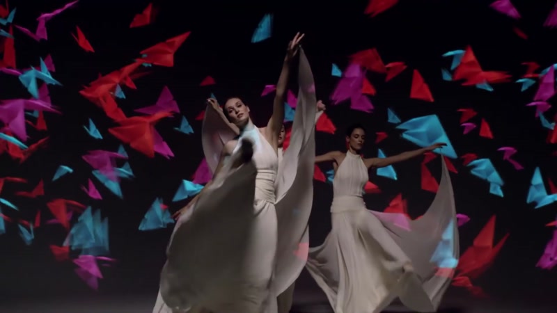 女性舞蹈放飞彩色蝴蝶 女性舞蹈放飞彩色蝴蝶