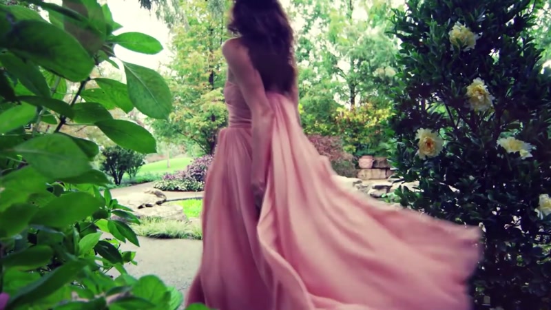 少女手捧蝴蝶放飞花海 少女手捧蝴蝶放飞花海