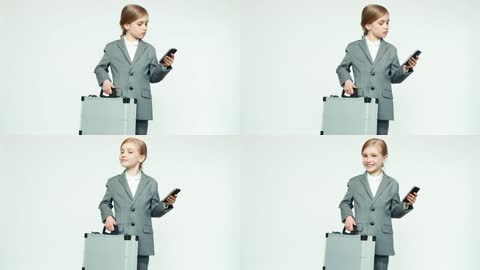商务女孩与智能手机视频
