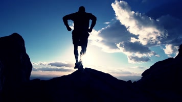 成功励志攀爬登山欢呼剪影