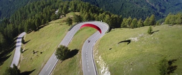 震撼滑翔公路飞驰