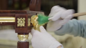 工匠手工打造豪华家具