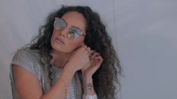 影棚美女卷发墨镜女包内衣广告拍摄