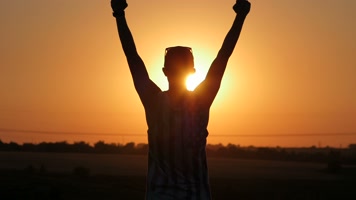 原版面向夕阳双臂欢呼剪影