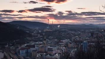 大雾笼罩的城市冬季的城市夜景
