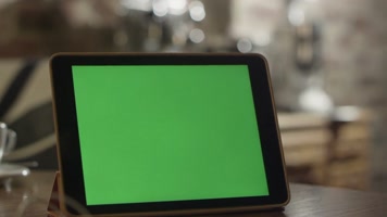 绿屏桌子上的平板电脑抠像素材