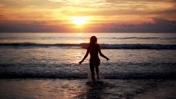 小女孩奔跑 放松运动    小女孩奔跑 放松运动