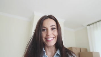 女子打开箱子 收快递 