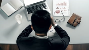 熬夜加班苦恼挠头（原版拍摄）