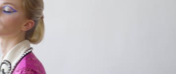 时尚美女模特眼妆指甲油