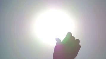 手拿纸飞机 放飞纸飞机  手拿纸飞机 放飞纸飞机