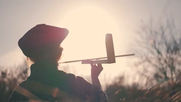 男孩手拿木制飞机 放飞玩具飞机  男孩手拿木制飞机 放飞玩具飞机