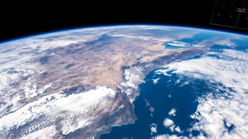 飞越地球 地球上空 地球  飞越地球 地球上空 地球