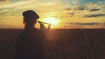 男孩手拿木制飞机 放飞玩具飞机  男孩手拿木制飞机 放飞玩具飞机