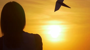 手拿纸飞机 放飞纸飞机   手拿纸飞机 放飞纸飞机