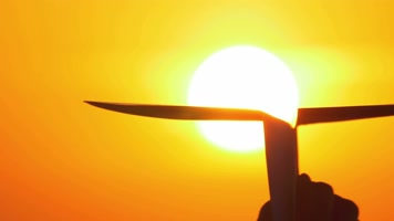 手拿纸飞机 放飞纸飞机   手拿纸飞机 放飞纸飞机