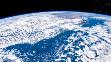 飞越地球 地球上空 地球   飞越地球 地球上空 地球