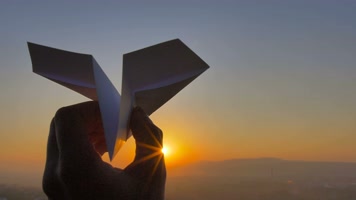 手拿纸飞机 放飞纸飞机 放飞梦想   手拿纸飞机 放飞纸飞机 放飞梦想