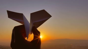 手拿纸飞机 放飞纸飞机 放飞梦想   手拿纸飞机 放飞纸飞机 放飞梦想