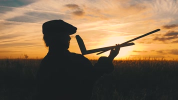 男孩手拿木制飞机 放飞玩具飞机  男孩手拿木制飞机 放飞玩具飞机
