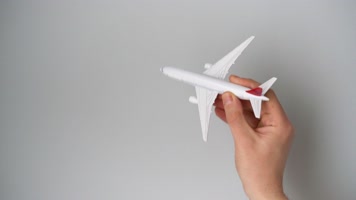 手拿玩具飞机 飞机模型  