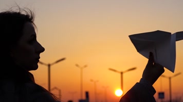 女孩手拿纸飞机 放飞纸飞机   女孩手拿纸飞机 放飞纸飞机