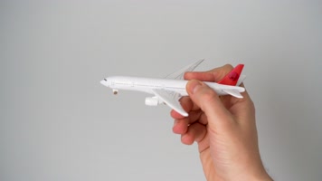 手拿玩具飞机 飞机模型  