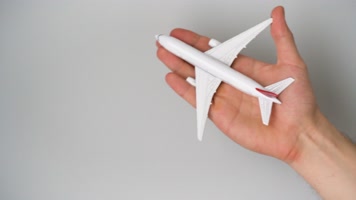 vid手拿玩具飞机 飞机模型  