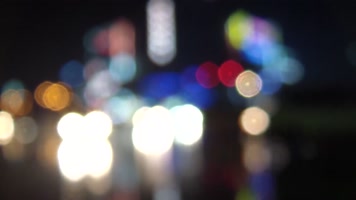 下雨天路灯车灯