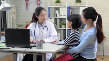 4K妈妈带孩子看病医院实习医生检查身体