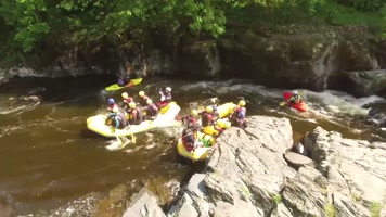 大峡谷夏日漂流户外水上运动休闲娱乐