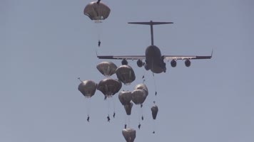 C-17运输机美国伞兵跳伞训练