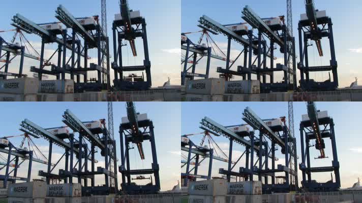 繁忙的海港码头集装箱吊车