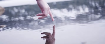 时间静止眼睛手触摸水闪回 意境素材