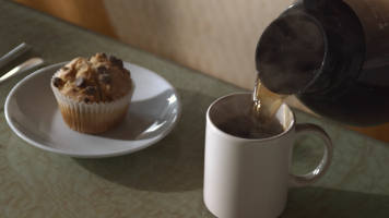 星巴克咖啡店倒咖啡浓缩咖啡产品广告特写实