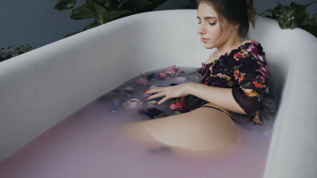 4K超清美女洗澡沐浴广告实拍视频素材