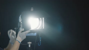 4K超清摄影棚聚光灯探照灯补光2