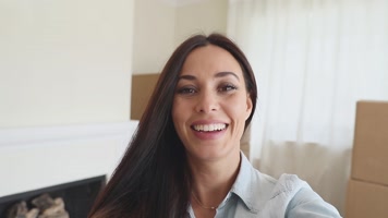 女子打开箱子 收快递 收礼物 