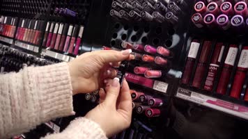 4K超清商场化妆品彩妆展柜导购展示