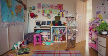 可爱调皮小女孩在家各种搞怪装扮