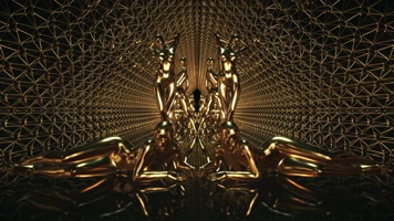 【4K】性感的女孩金色雕塑