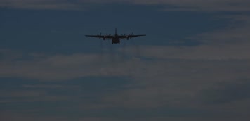 C-130运输机降落