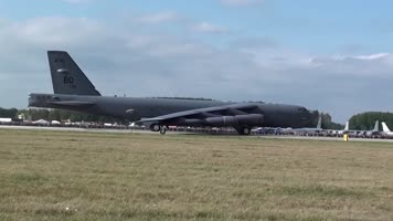 空中堡垒波音B-52轰炸机起飞实拍