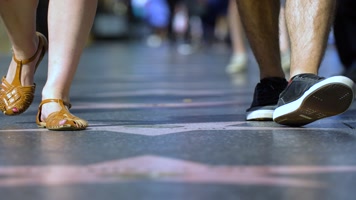 热闹街头人流脚步特写