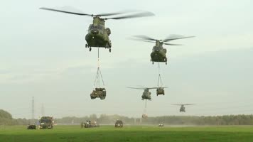 直升机编队军演