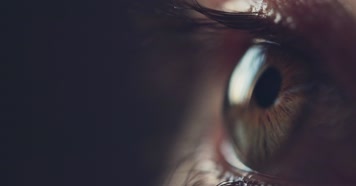 眼睛眨眼特写 眼睛眨眼特写