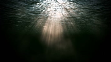 阳光光线照射水面
