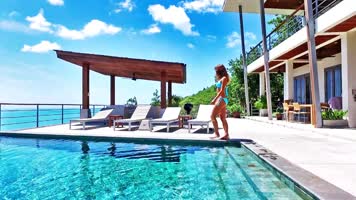 美丽的游泳池比基尼美女