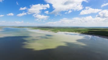 航拍内蒙古草原上的羊群和河流湖泊4k