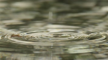 水滴入水特写镜头 升格视频 水滴入水特写镜头 升格视频